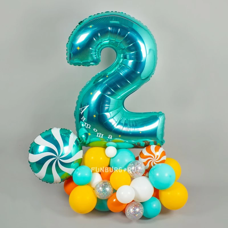 figura_iz_sharov_s_tsifroy_i_nadpisyu_solnechnye_kanikuly