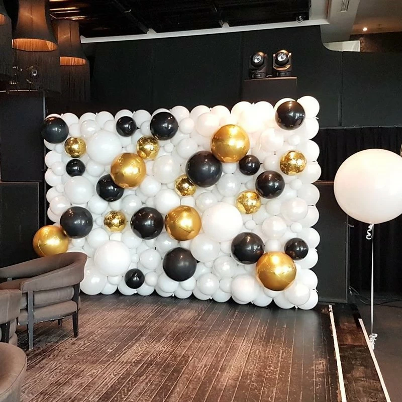 raznokalibernaya_girlyanda_iz_sharov_stena