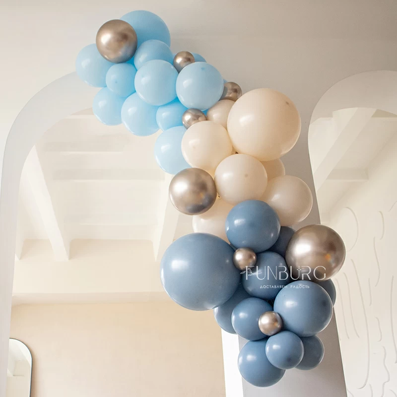 raznokalibernaya_girlyanda_iz_sharov_v_oblakakh